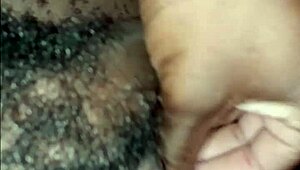 Urutan terperinci fokus bola kontol dengan tangan pakar