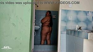 så jag njuter av det här trevliga badet med stora tuttar och rumpa, men min styvbror tittar på mig genom dörren, vilket leder till chubby creampie-action - del 1