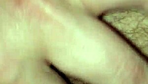 Vrouw geniet van creampie met grote tieten, kreunt en kontspel tijdens seks