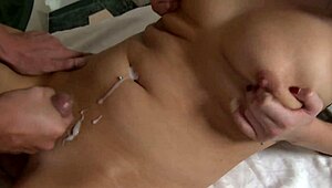 Sentindo tão intenso fodendo minha massagista milf na banheira quente