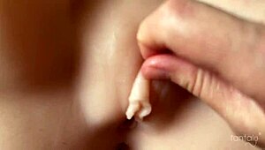 Élveznéd a nyugodt pillanatot ezzel a tökéletes testű szexbábbal, csúcsra jutva a brazil hamis cicikkel való igazi baba szexi orgazmusban?