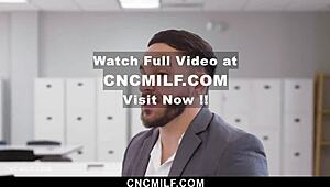 Forestille deg: geile milfer med store rumper og pupper blir bøyd over i fribruk kontor gruppeknulling 😉