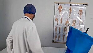 О, Боже, този доктор не можа да устои и накара момичето да пръска в болницата