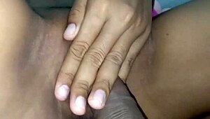 Я так влюблён в свою возбуждённую подругу, сажаю её на член и жёстко трахаю