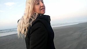 Интенсивный жар с загорелой задницей, лижущей, душимой кунилингусом в спальне домашнего грубого двойного действия