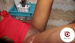 Sí señor, lo pillé follando a tu hijastra tetona en la cocina 😱🍆