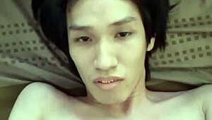 Fagteetajet gay thaï dit je bois mon propre sperme dans cette masturbation solo bisexuelle maison avec action de bite salope