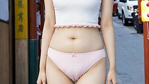 チャイナタウンのランジェリーモデルがパンティと素足スタイルを披露、アジアンファッションショーでセクシー全開！