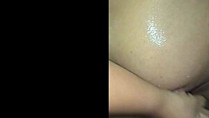 Moden inviterer meg til badet se hva som skjer