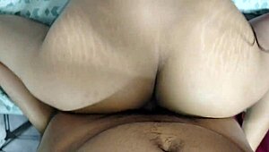 indisk doktor interagerer med patient på hospitalet i knul