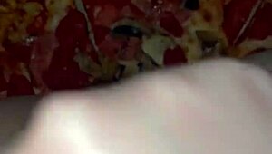 Oh mio, questa araba 18+ sta spingendo pizza nella sua fica bagnata!