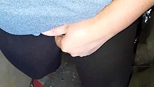 Dorpsmeid Op Ranch Masturbeert Harige Kut Tijdens Lunchpauze, Leidt Tot Vliegende Orgasme