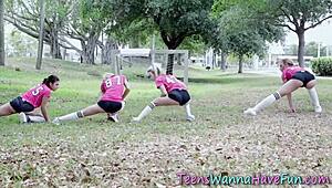 Hete 18+ sletjes geramd door grote lullen op wild feest met pijpjes en facials