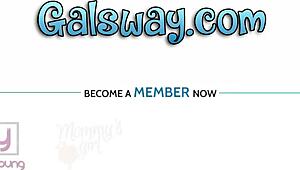 Малката ангел 18+ 18+ контрастира с MILF Джулс Джейд в смучене на цици