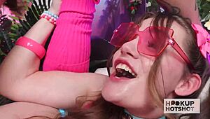 小さな18+フッカー、ジュニパー・レン、ブライアンのグチャグチャバンギングを渇望