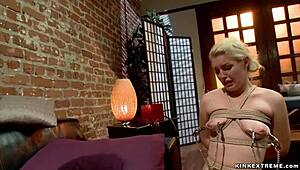 Loira Massagista Apanha Forte em Bondage e Depois Amarrada pra Anal Lésbico com Garganta e Dominação