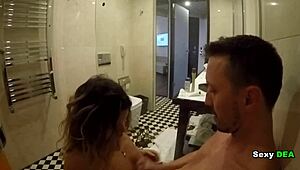 ¿No es tentador cómo Sexydea menea el culo en tacones durante un polvo rápido en ducha, montando vaquera esa polla con marcas de bronceado?