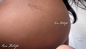 Il cornuto mi guarda in bikini, si eccita e si sega sulle mie tette 😏