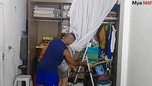 Die junge 18+ blonde Hausfrau nimmt den schwarzen Stiefsohn mit seinem Riesenschwanz auf der Treppe ran.