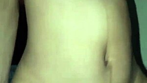 เมียชาวอินโดนีเซียครางดังในกลุ่มเย็ดท่าโคกเกิร์ล แต่ฉีดน้ำเงี่ยนใส่หน้าอกโดยไม่คาดคิด