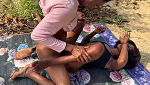 Kijk naar deze skinny 18+ chick die gilt terwijl ze hard geneukt wordt op het openbare strand