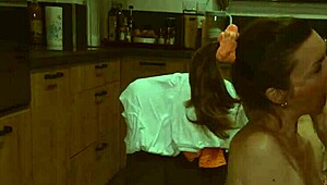 Il me baise fort sur le comptoir de cuisine dans cette scène de couple amateur.