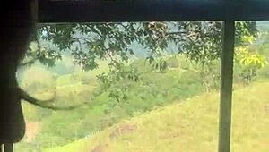 Tío follando a su novia y su prima tetona