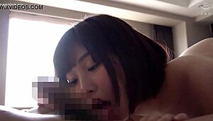 S-Cute Hinami kıvrımlı Japon vücuduyla ateşli seks yapıyor