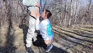 Uh, această milf curvy cu sâni mari futută în duș public și la camping de amatori cu pule mari.