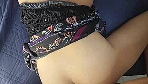 Főiskolás csaj bugyi nélkül pózol közelről