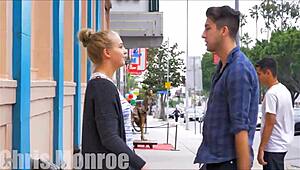 Beijo apaixonado com namorada em público ao ar livre