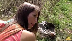 このいたずらなカップルが現金のために公衆アナルセックスに飛び込むのが好き、すごくスリリングでワイルド