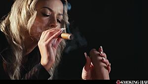 Horny blondi milf isolla tisseillä nautti kiusaavasta hierontasessionista käsihierontaa ja pov-puhallusta tupakoidessaan sikariaan