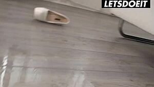 ¡Maldición, Mea Melone se dejó meter dedo y follar culo duro en casting! 😈