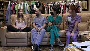 Loira vadia Nova Maverick abre buceta depilada no látex no exame físico backstage da Flórida