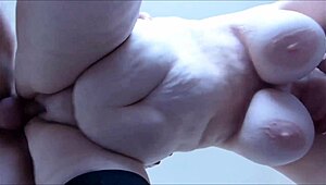 BBW de peitões enormes apanha forte de quatro!