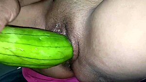 Sou uma babe pequena de 18+ levando um pau grande fundo