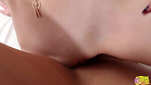 Geil moden lesbisk tager beskidt fordel af pige