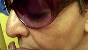 Un marito tratta la moglie giocoso, e lei gode