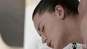 Виж тази гола млада 18+ дребна курва, наведена за грубо твърдо чукане и свирка