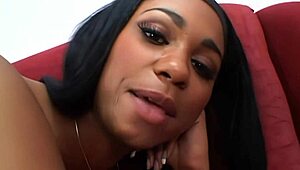 Ariana Jollee služi kao suši tanjir pre nego što postane jebačka igračka s pušenjem i dvostrukom penetracijom