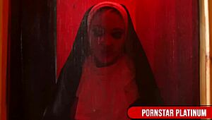 Lepa bujna brineta kaluđerica se sukobljava sa vrućom danskom kurvom Kali Danes. Lažne sise vrište tokom jahanja dilda i akcije velikih igračaka.