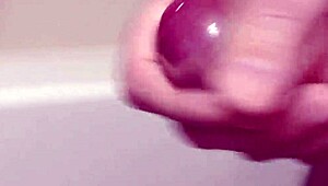 Amatør fyr onanerer nærbilde med slow motion sædutslipp på sin solo kuk