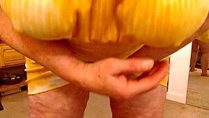 Krivkavá baba si stiahne nohavičky na veľké prdelné prstkovanie. Dosahuje orgasmus so spermou na prírodných cicách.