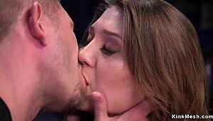 ik kijk hoe brunet slaafje doggy geneukt wordt in bondage, zo ruig