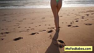 Vamos chúpame polla como traviesa rubia tetona Sahara Skye 18+ a Charles Dera en playa