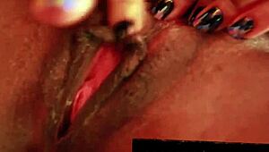 Blonde bunny sletje pakt twee pikken in openbaar prieel