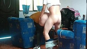 אני מרגישה כל כך בגידה לראות את החורגת המקסיקנית עם ציצים גדולים מתכופפת לקרימפי נסתר עם החבר שלה במצלמת ריגול