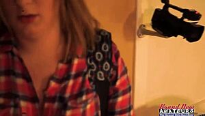 Nossa novinha 18+ fofa Lottie Peers leva de quatro na buceta lisinha e cuzinho até facial