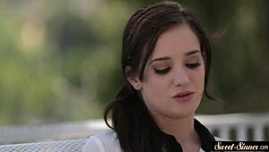 フェラチオする18歳ティーン美女がステップブラザーのチンポに騎乗